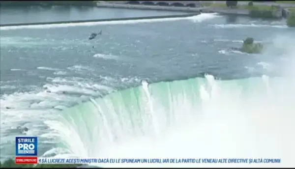 Record stabilit deasupra cascadei Niagara de sotia unui acrobat. Erendira Wallenda s-a tinut doar cu dintii de o sfoara