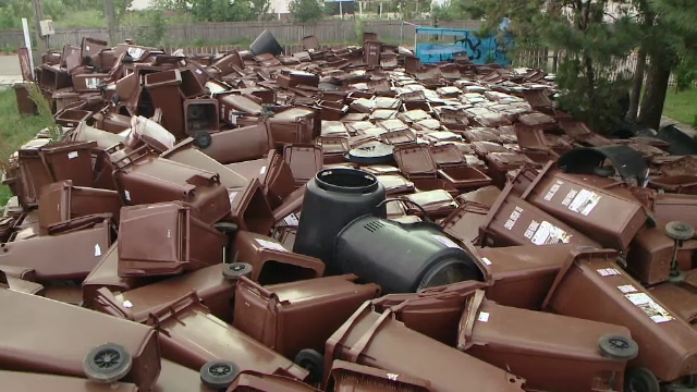 Munti de europubele zac nefolosite, iar localnicii arunca gunoiul pe camp. In acest timp, Garda de Mediu da gramezi de amenzi