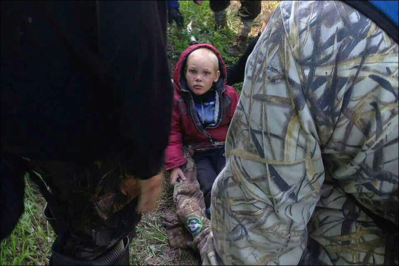 Un copil din Rusia a supravietuit mai multe zile singur in padure, inconjurat de lupi. Cum a reusit sa ramana in viata