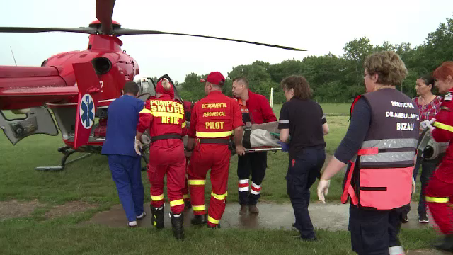 Copil de 10 ani, in stare critica dupa ce s-a electrocutat. Baiatul s-a urcat pe un vagon si a provocat un arc electric