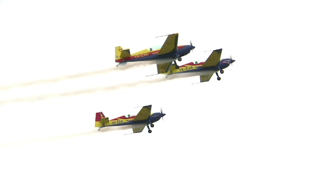 Iacarii acrobati, parasutisti si militari din trupele speciale s-au dat in spetacol, la Buzau. Mii de oameni au ramas uimiti