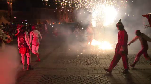 Spectacole, acrobatii, masinarii ciudate si stele pe Aleea Celebritatilor, la Festivalul International de Teatru de la Sibiu