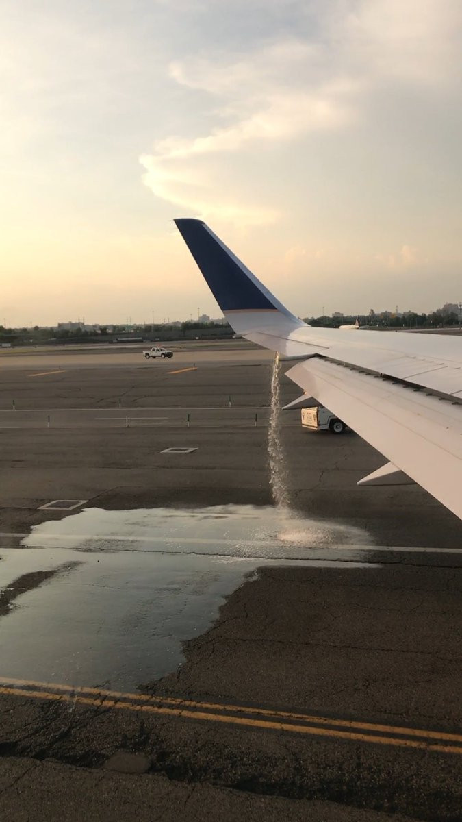 Pasagerii unui zbor al United Airlines au trait momente de groaza, dupa ce au observat ca avionul pierde combustibil VIDEO