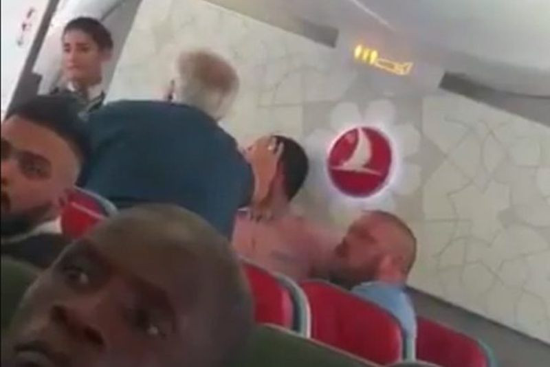 Un pasager al unui zbor Turkish Airlines, banuit ca ar fi soliciant de azil, a fost palmuit si scos plangand din avion. VIDEO