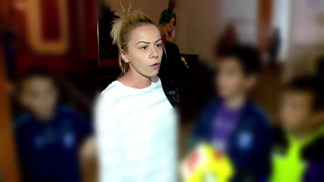 Zeci de copii, scosi pe brate de pe terenul de fotbal, dupa ce li s-a facut rau. Parintii dau vina pe mancarea de la hotel