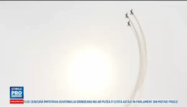 Iacarii acrobati, parasutisti si militari din trupele speciale s-au dat in spetacol, la Buzau. Mii de oameni au ramas uimiti