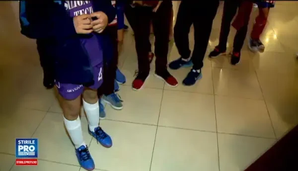 Zeci de copii, scosi pe brate de pe terenul de fotbal, dupa ce li s-a facut rau. Parintii dau vina pe mancarea de la hotel