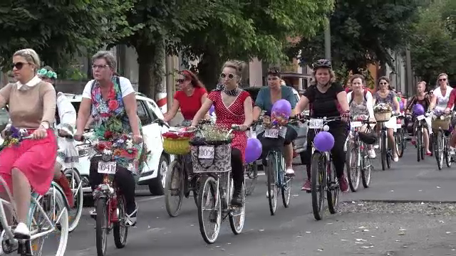 Zeci de femei din Mures au pedalat pe strazi in tinute elegante, pe biciclete impodobite. Care a fost scopul evenimentului