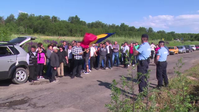 Zeci de vasluieni au protestat din cauza drumurilor pline de gropi. Primarul a venit si le-a spus ca nu poate face nimic