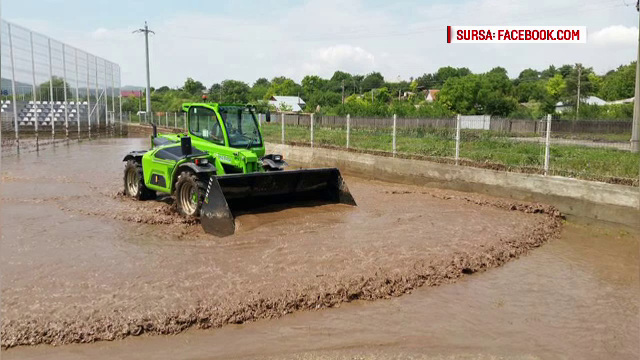 Vijelii puternice cu grindina in sudul tarii. Doua poduri au fost rupte, 900 de hectare de gradini distruse