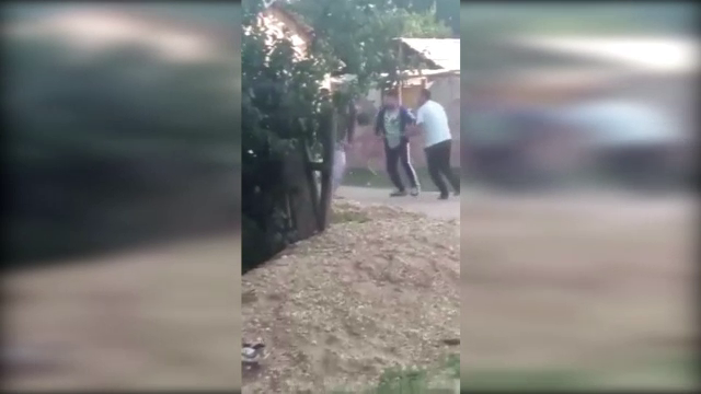 Patru persoane ranite si doua masini avariate in Dambovita, dupa ce doua grupari rivale s-au luat la bataie