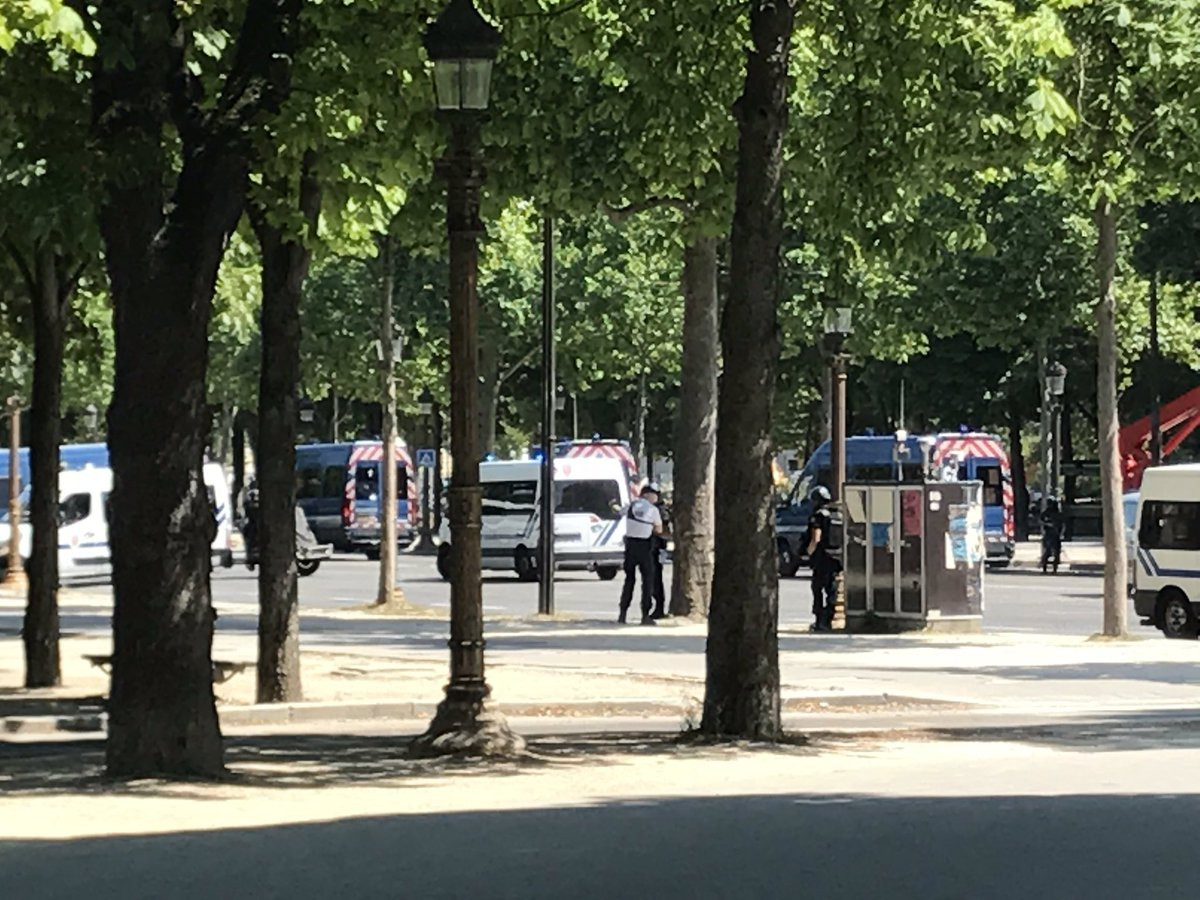 Atentat esuat in centrul Parisului. Un "extremist" a intrat cu o masina cu explozibil in duba politiei. Atacatorul a murit