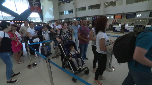 Vacanta romanilor incepe cu statul la coada. Pasagerii, chemati cu trei ore inainte de imbarcare pe Aeroportul Otopeni