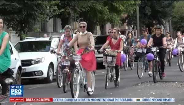 Zeci de femei din Mures au pedalat pe strazi in tinute elegante, pe biciclete impodobite. Care a fost scopul evenimentului