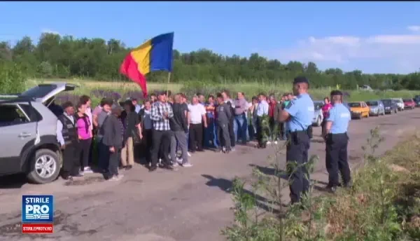 Zeci de vasluieni au protestat din cauza drumurilor pline de gropi. Primarul a venit si le-a spus ca nu poate face nimic