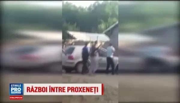 Patru persoane ranite si doua masini avariate in Dambovita, dupa ce doua grupari rivale s-au luat la bataie