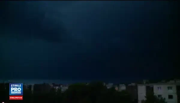 Vijelii puternice cu grindina in sudul tarii. Doua poduri au fost rupte, 900 de hectare de gradini distruse