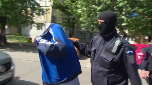 Perchezitii la o retea de comercianti de haine aduse ilegal din Turcia. Managerul Arhiepiscopiei Tomisului, retinut