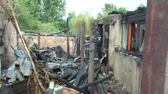 Doua familii din Arges au ramas fara un acoperis deasupra capului, dupa ce casele lor au fost mistuite de flacari