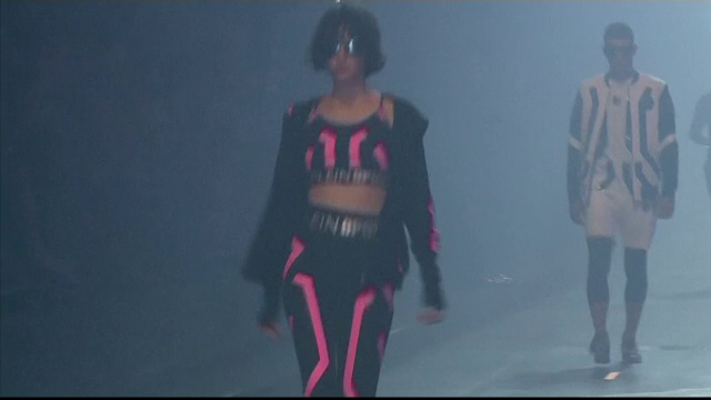 Treningul din "materiale inteligente" a ajuns pe catwalk. Dansatoare si boxeri, la Saptamana modei de la Milano