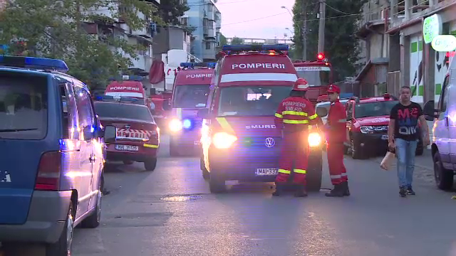 Momente de panica printre locatarii unui bloc din cartierul Ferentari, dupa ce o garsoniera a fost cuprinsa de flacari