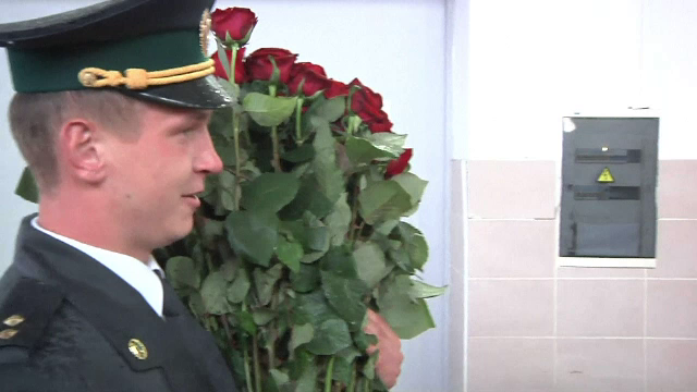 Un militar ucrainean si-a cerut iubita in casatorie intr-un mod inedit. Ce i-a inscenat femeii, cu ajutorul colegilor