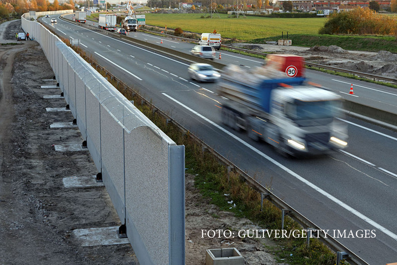 Accident grav in Franta, din cauza unui baraj rutier instalat de migranti. Soferul unui camion polonez a murit