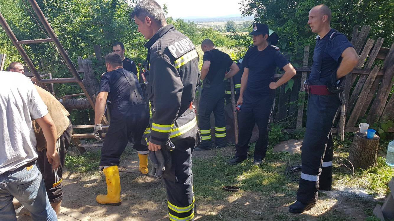 Un tanar de 21 de ani care sapa o fantana, prins sub un mal de pamant, la aproximativ 12 metri adancime