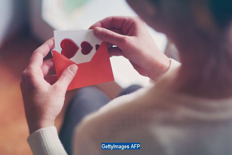 O britanica astepta liftul, cand un barbat i-a strecurat un bilet din partea unui admirator secret. Ce i-a transmis barbatul