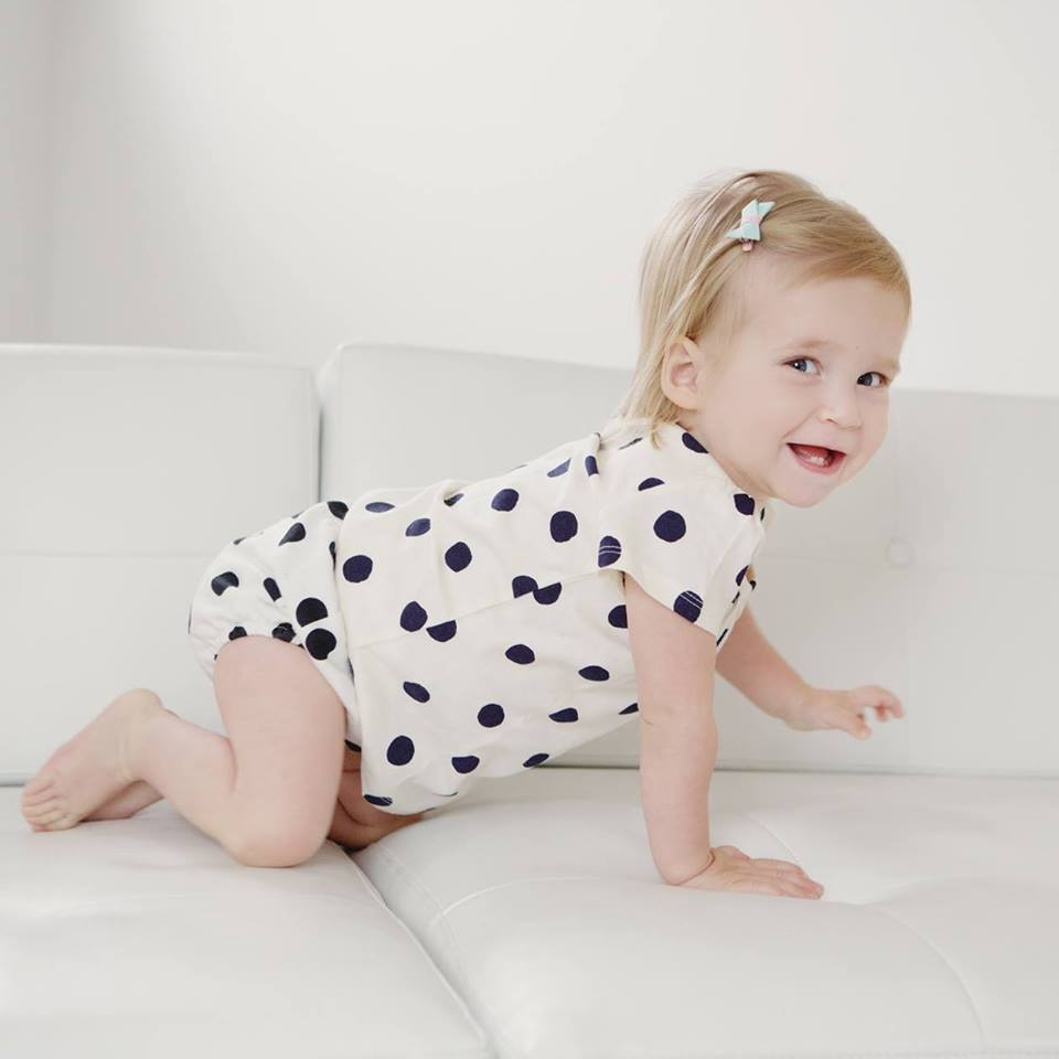 O fetita de un an din SUA, diagnosticata cu "Alzheimer" infantil. Fara tratament, mama sa sustine ca "ar muri probabil"