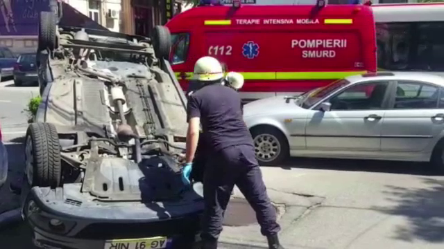 Masina unui sofer de 80 de ani, izbita violent de un alt autoturism. Cine a fost vinovat