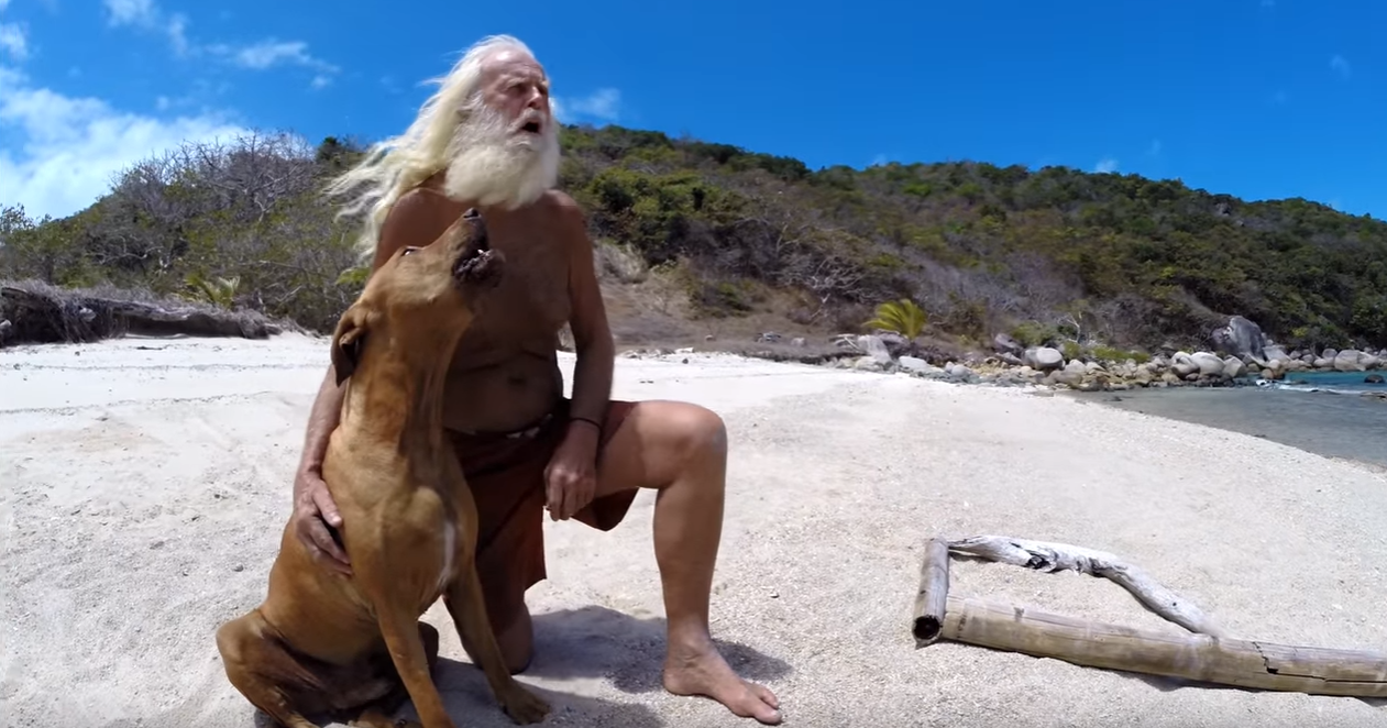 Povestea multimilionarului care a ajuns sa traiasca singur pe o insula, dupa ce a pierdut 28 milioane dolari