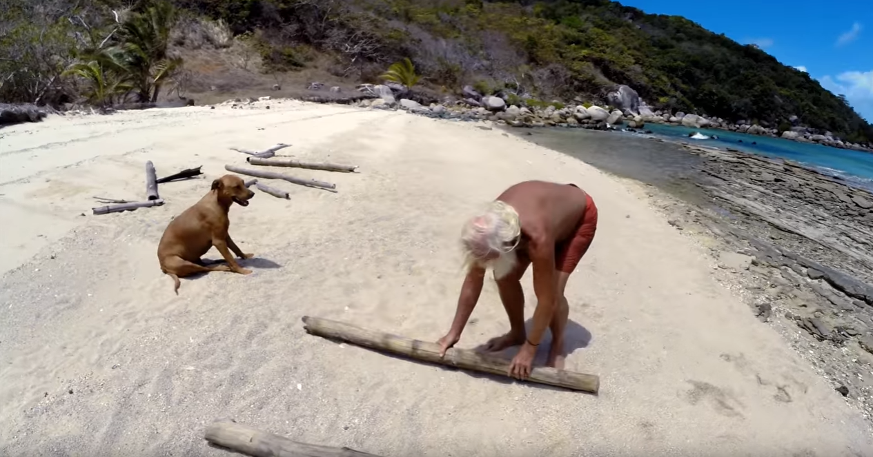 Povestea multimilionarului care a ajuns sa traiasca singur pe o insula, dupa ce a pierdut 28 milioane dolari