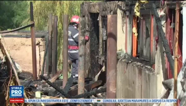 Doua familii din Arges au ramas fara un acoperis deasupra capului, dupa ce casele lor au fost mistuite de flacari