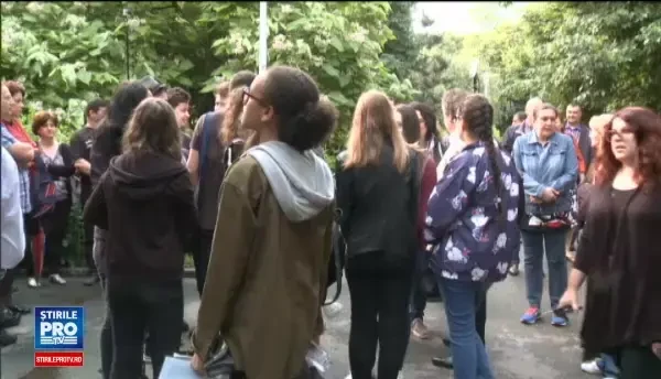 Perlele elevilor de la clasa a VIII-a: Genul liric este atunci cand ploaia suna ca o lira