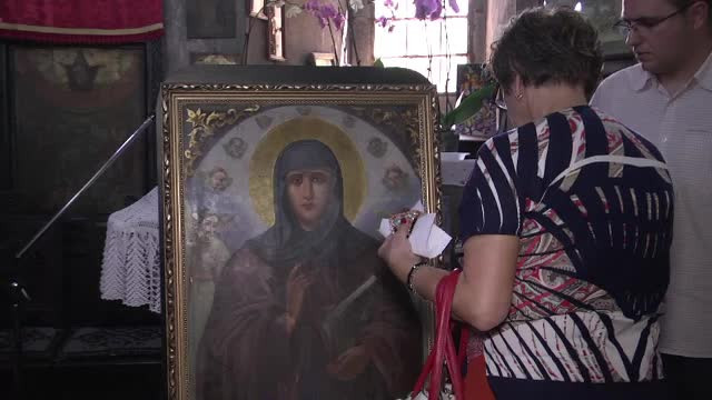 Pelerinaj la Targoviste, dupa ce o icoana a Sfintei Parascheva ar fi inceput sa lacrimeze. Cine a vazut primul "minunea"