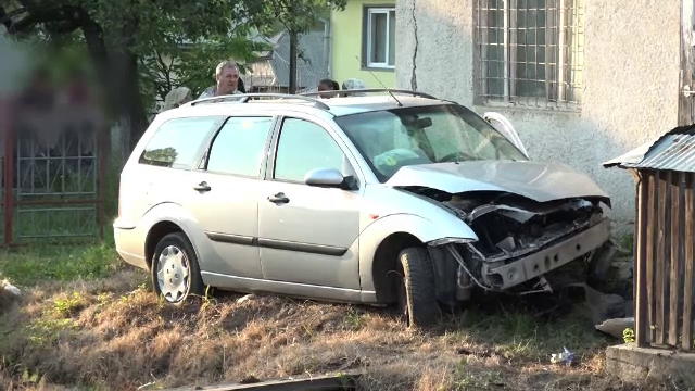 Un tanar care avea permis de o luna si jumatate, in stare grava. A intrat cu masina intr-un podet