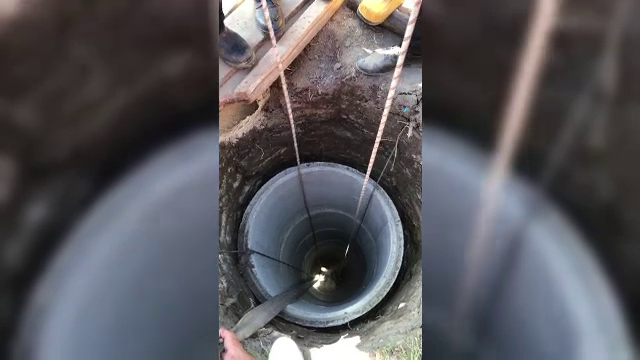 Tanarul de 21 de ani din Valcea, care a fost prins sub un mal de pamant, a decedat. Politia a deschis dosar penal