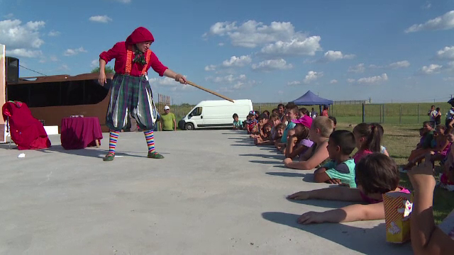 O caravana de spectacole i-a distrat pe oamenii defavorizati dintr-o comuna gorjeana. "Vedem lautarii, mancam sarmale"
