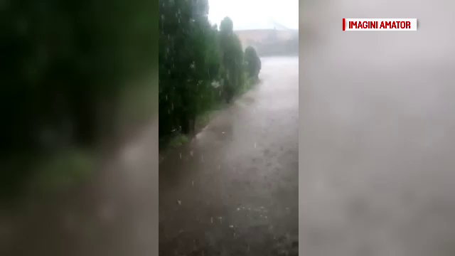 Cod galben si portocaliu de vreme rea in Moldova. Locuinte inundate, culturi distruse si stalpi doborati, la Bacau