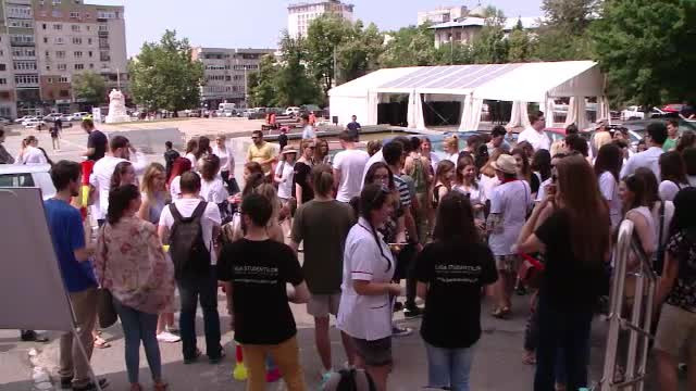 Sute de studenti au protestat la Universitatea de Medicina din Iasi: "Am venit cu hartia igienica, n-avem sapun"