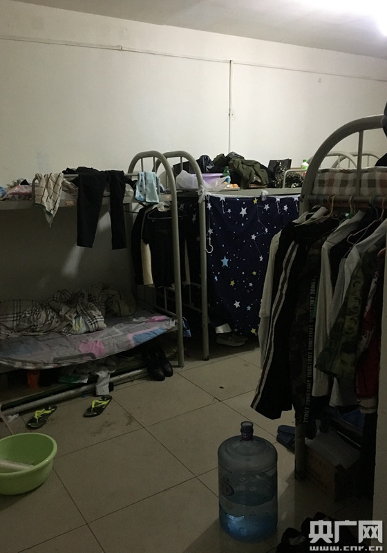 Peste 400 de oameni, descoperiti sub un complex de apartamente de lux din Beijing. Ce locuinte isi amenajasera in subteran