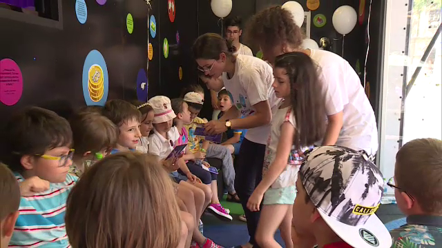 Copiii, transformati in investitori de cursurile de educatie financiara. Ce fac, mai nou, cu banii de buzunar de la parinti