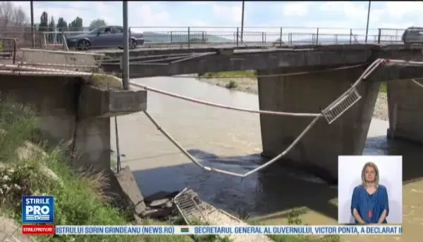 Podul care se rupe bucata cu bucata, insa autoritatile nu vor sa-l inchida. Pana nu se intampla raul nu face nimeni nimic