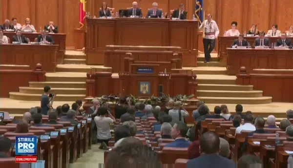 Deputatul PNL de Maramures Corneliu Olar a venit la motiunea de cenzura imbracat cu ie, cu un tulnic in mana