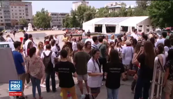 Sute de studenti au protestat la Universitatea de Medicina din Iasi: Am venit cu hartia igienica, n-avem sapun