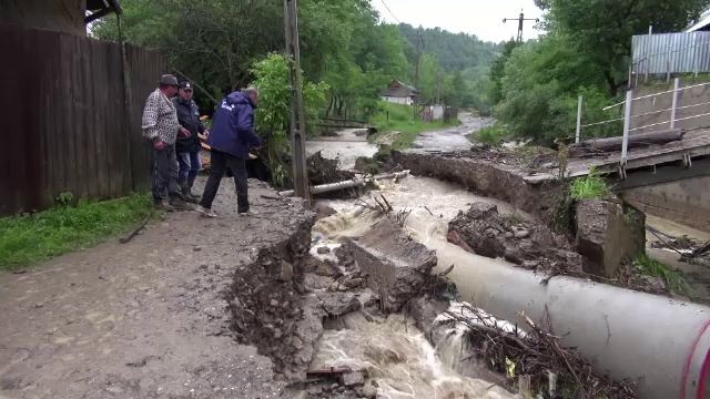 Zeci de gospodarii din toata tara au fost inundate, iar peste masini au cazut copaci. Pentru vineri sunt anuntate iar vijelii