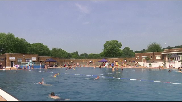 In Londra s-au inregistrat 34,5 grade C, fiind cea mai calda zi din ultimii 41 de ani. Avertismentul trimis de politisti