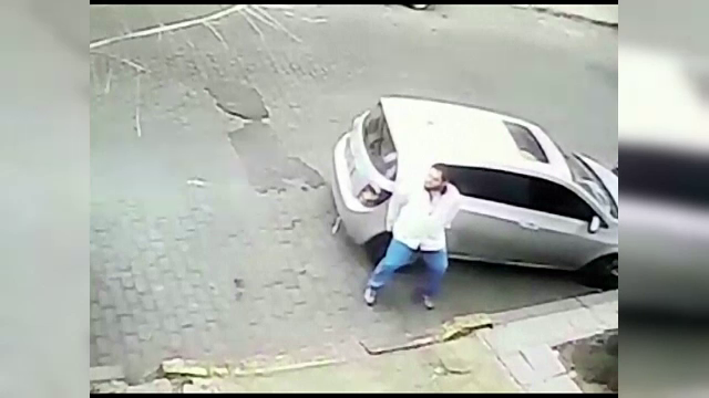 Un argentinian a mutat cu mainile goale o masina care ii bloca garajul. "Trebuia sa imi duc tatal la spital"