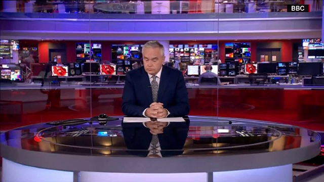 Jurnalul de seara de la BBC a inceput cu 4 minute de tacere. Prezentatorul n-avea nici prompter, nici materiale montate